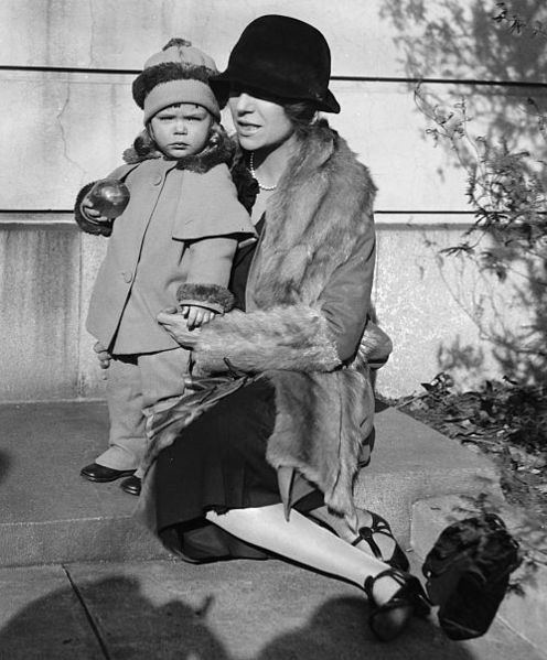 A picture of Paulina Longworth, at a young age, wearing a hat with her mother Alice Roosevelt wearing a black hat.