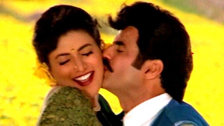 Balakrishna kiss Roja From Peddannayya's soundtrack Chikkindi Chemanthi