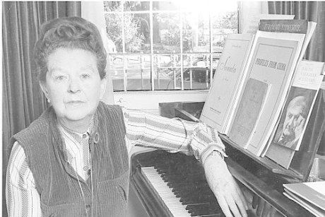 Peggy Glanville-Hicks Composer Peggy GlanvilleHicks at the piano in her terrace