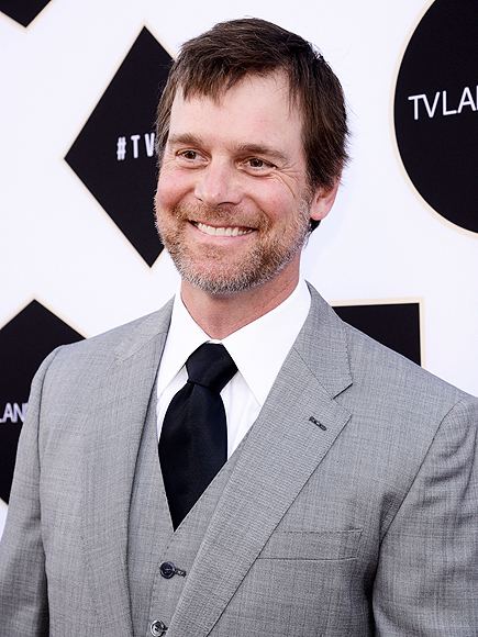 Peter Krause Shonda Rhimes Casts Peter Krause as Con Man in The Catch