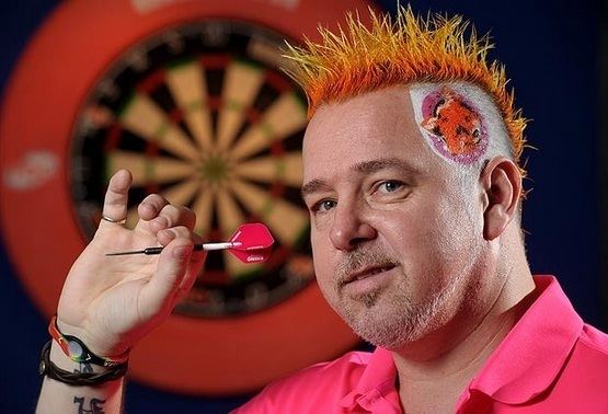 Peter Wright (darts player) Darts player undergoes 39foxy39 makeover in sponsor stunt