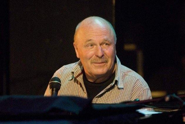 Petr Skoumal Ve vku 76 let zemel znm autor psniek i filmov hudby