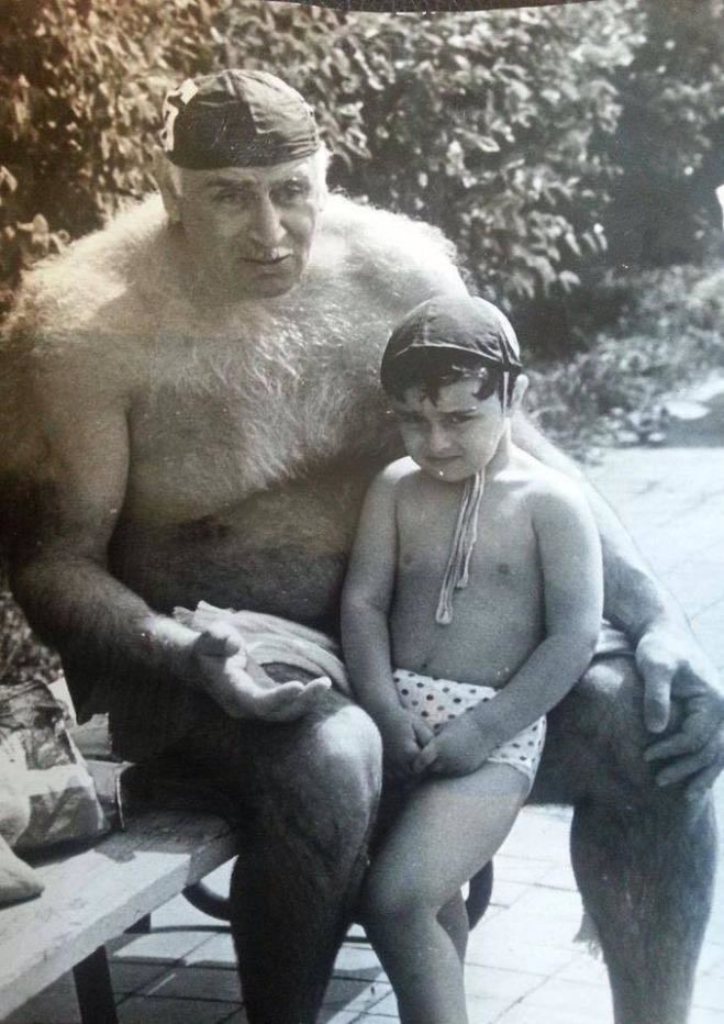 Petre Kako Mshvenieradze sitting on the bench with his grandson