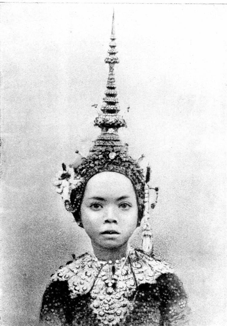 Phat Kanhol Neak Moneang Phat Kanhol a member of the Royal Cambodian Ballet