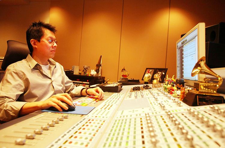 Phil Tan MIX MASTERS POP VOCALS WITH PHIL TAN AudioTechnology