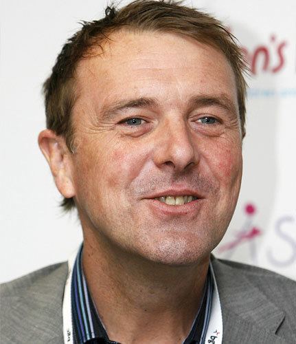 Phil Tufnell (Cricketer) playing cricket