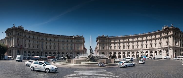 Piazza della Repubblica, Rome White Cars and the Piazza della Repubblica tripleman www