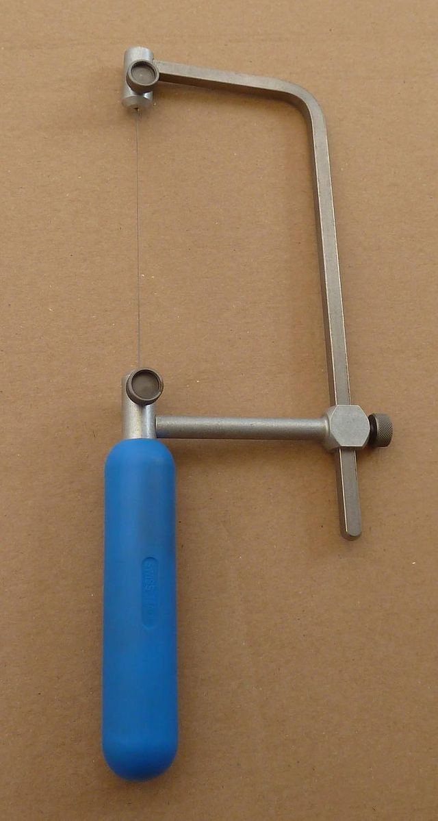 Piercing saw