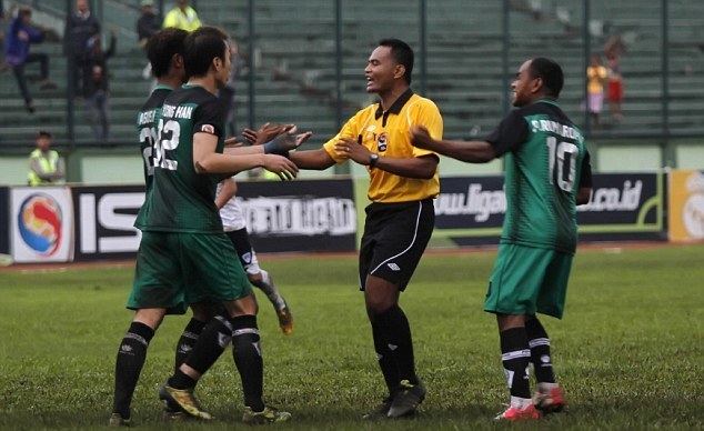 Pieter Rumaropen VIDEO Indonesian player Peter Rumaropen banned for life