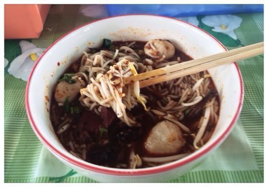Pig blood curd Pork balls and pig blood curd rice noodles hot and delicious