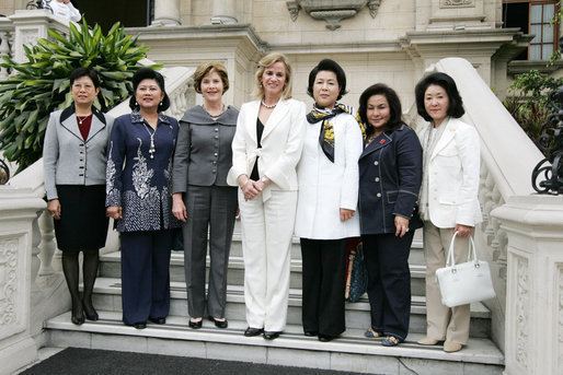 Pilar Nores de García Mrs Laura Bush stands for photographs on the steps of the