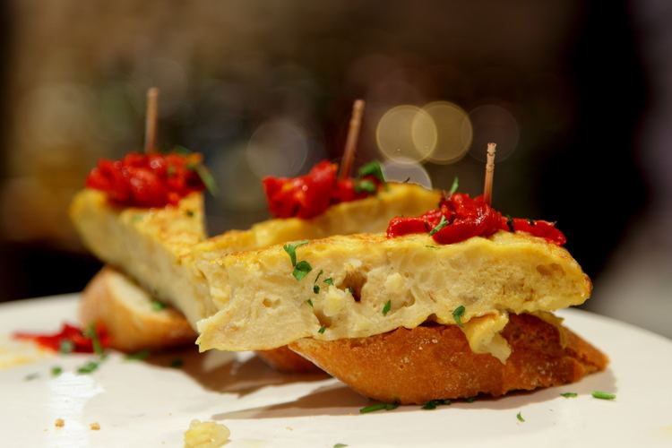 Pincho FilePinchos de tortilla en Barcelonajpg Wikimedia Commons