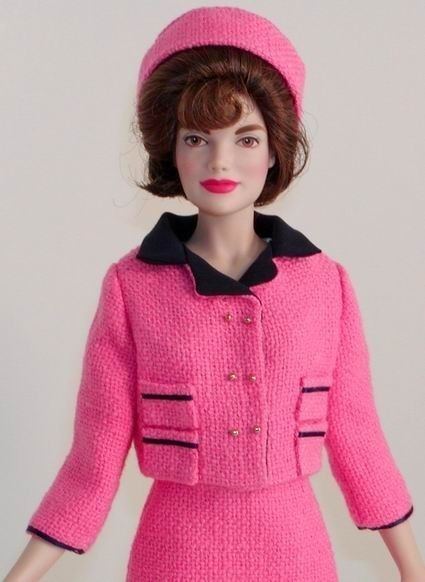 Pink Chanel suit of Jacqueline Bouvier Kennedy - Wikipedia