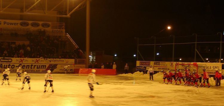 Playing the ball in bandy