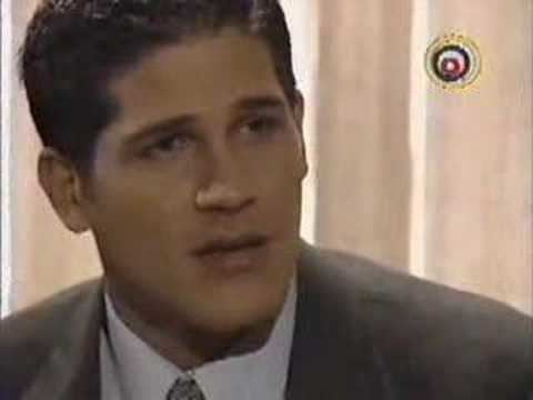 Roberto Cano as Pablo Herminio speaking while wearing a white shirt under a gray suit  in the 2000 Telenovela "Pobre Pablo"