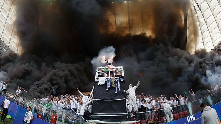 Polish Cup Polish Cup final descends into pyrotechnics frenzy LE BUZZ
