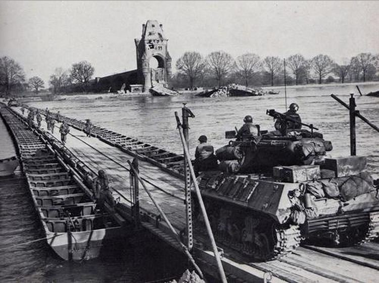 Pontoon bridge