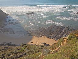 Praia da Baía dos Tiros httpsuploadwikimediaorgwikipediacommonsthu
