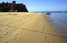 Praia Grande (Ferragudo) httpsuploadwikimediaorgwikipediacommonsthu