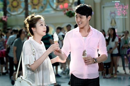 Oh Chang-Seok smiling while looking at Jeon So-min in a scene from Princess Aurora (2013 TV series)