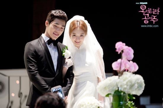 Jeon So-min as Oh Ro-ra and Oh Chang-Seok as Hwang Ma-ma on their wedding day in a scene from Princess Aurora (2013 TV series)