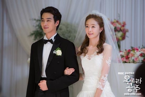 Jeon So-min as Oh Ro-ra and Oh Chang-Seok as Hwang Ma-ma on their wedding day in a scene from Princess Aurora (2013 TV series)