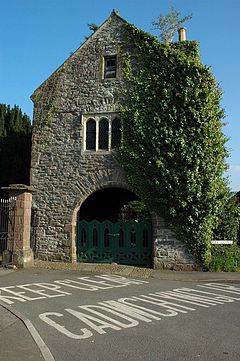 Priory Gatehouse, Usk httpsuploadwikimediaorgwikipediacommonsthu