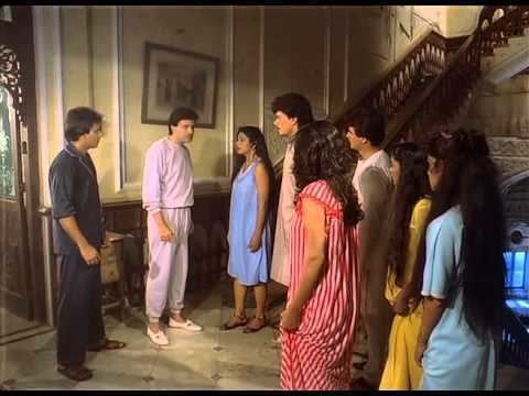 Deepak Parashar, Amita Nangia, Satish Shah, Neelam Mehra, Vijay Arora, Tej Sapru, Pinchoo Kapoor, and Narendra Nath are talking with each other in a movie scene from Purani Haveli, a 1989 Indian Hindi-language horror film.