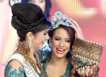 Puteri Indonesia 2010 Tidak Meyakinkan Nadine Tetap Jadi Putri Indonesia 2010