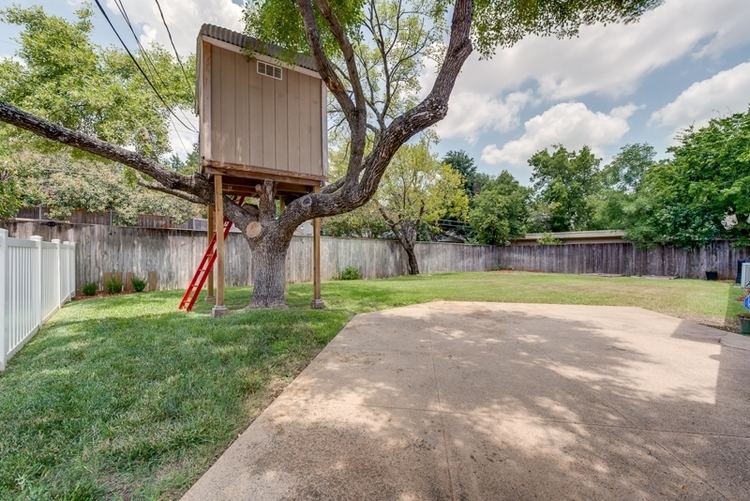 Quarter acre Acre Lot in Dallas Tx 75244 with Treehouse Mature Trees Halfcourt