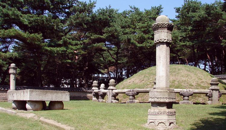 Queen Jeonghyeon FileKoreaSeoulRoyal Tombs 039207 Queen JeonghyeonJPG