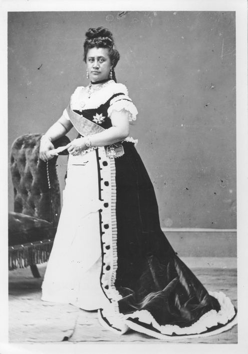 Queen Kapiolani FileQueen Kapiolani in reception dress photograph by Menzies