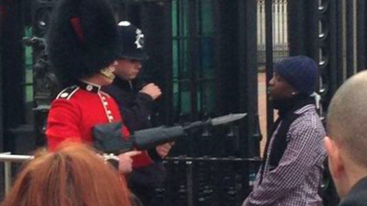 Queen's Guard Queen39s Guard Nearly Kills Man At Buckingham Palace YouTube