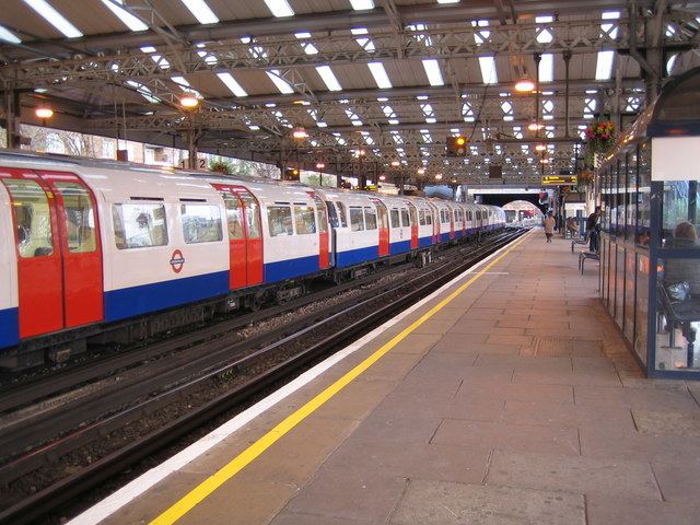 Queen's Park (London) station