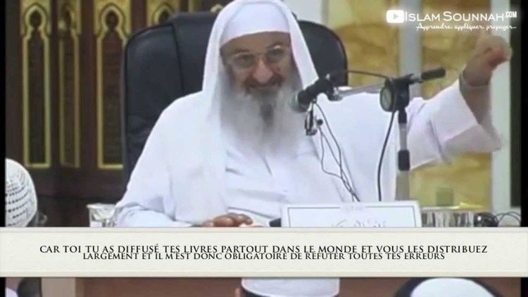 Shaikh Dr. Falah Ismaeel Mandakar wearing white dress while giving a speech