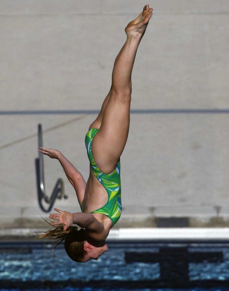 Rachelle Simpson Rachelle Simpson Is Hailed the Queen of Cliff Diving