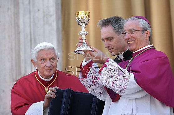 Raffaello Martinelli Pope Benedict XVI celebrates mass in StPeter square in