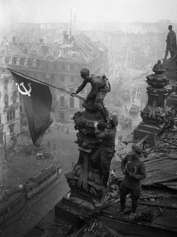 Raising a flag over the Reichstag What39s the context 2 May 1945 Raising a Flag over the Reichstag