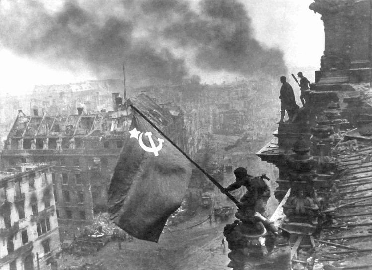 Raising a flag over the Reichstag wwwdpreviewcomfilespEarticles8061253376Kha