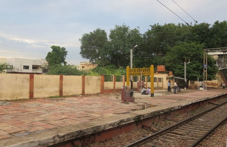 Raja ki Mandi railway station