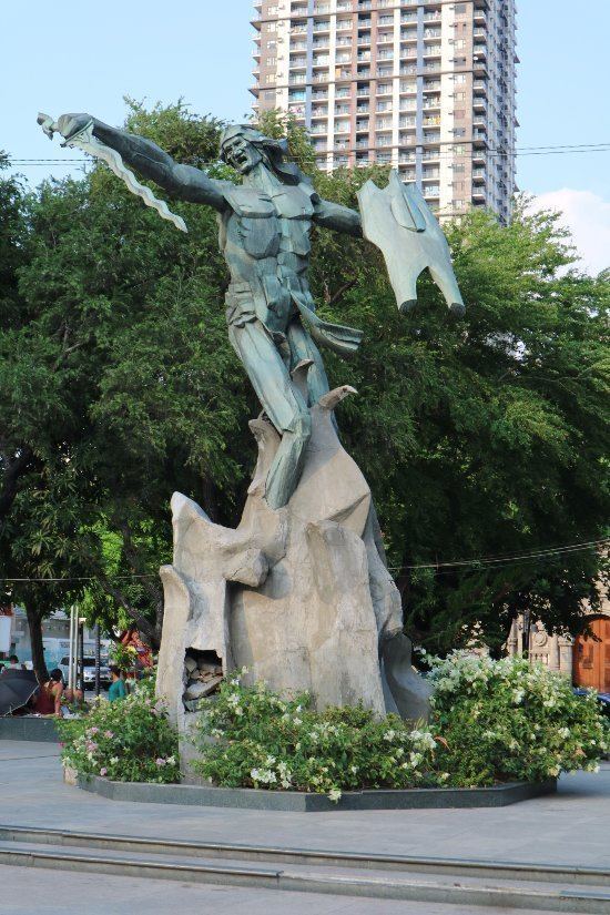 Fountain in front of the statue - Picture of Plaza Rajah Sulayman, Luzon -  Tripadvisor