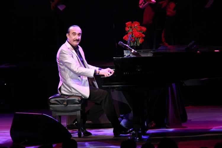 Raúl di Blasio Review A Night of Piano and Comedy with Ral di Blasio at the Greek