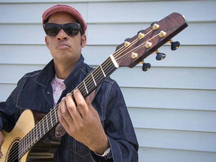 Raúl Midón How Blind Guitarist Raul Midn Brings His Musical Vision to Life