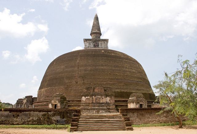 Rankoth Vehera Nilneth Sri Lanka Rankoth Vehera Stupa Polonnaruwa