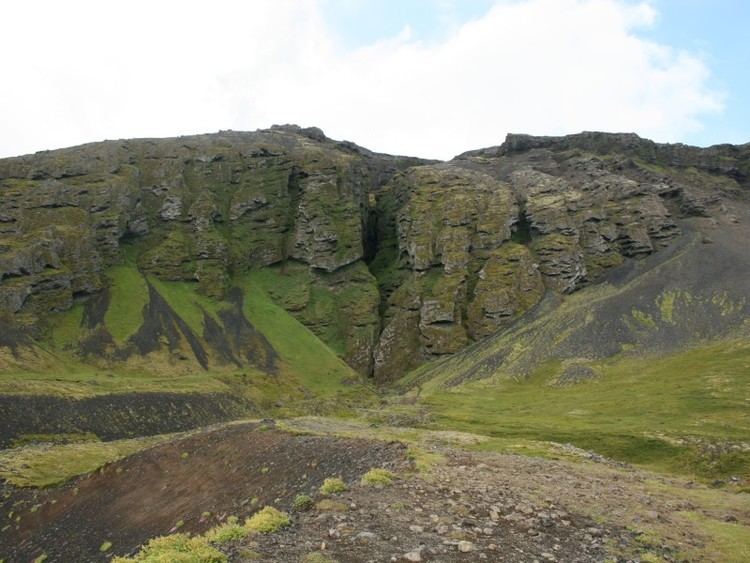 Rauðfeldsgjá Narrow Ravine at Raufeldsgj