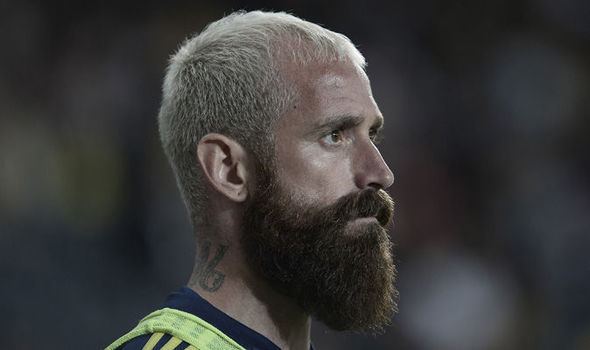 Raul Meireles Everton eye up surprise swoop for transferlisted