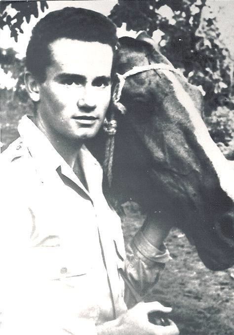 Raymond Maufrais with a horse beside him in a black and white picture