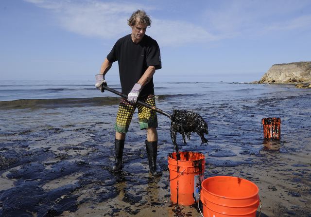 Refugio oil spill As Refugio Oil Slick Spreads Spill Estimate Rises