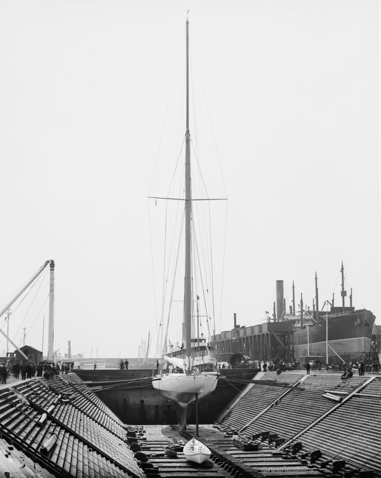 Reliance (yacht) FileYacht Reliance in Drydock2jpg Wikimedia Commons