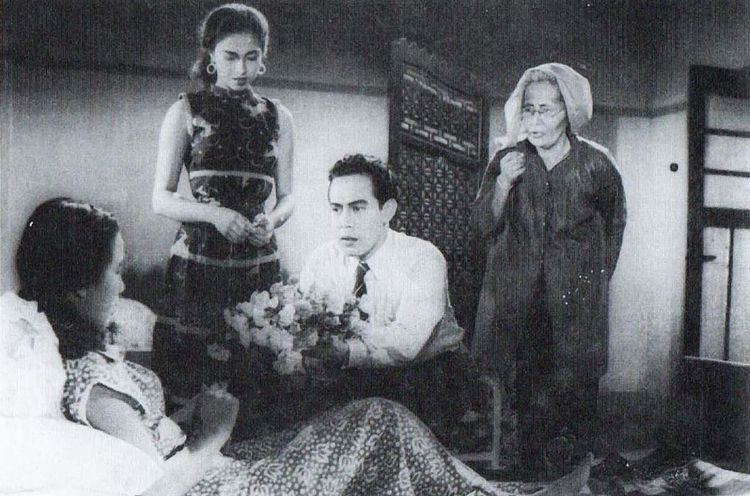 Rendra Karno FileRendra Karno giving flowers to Chitra Dewi as Fifi Young and